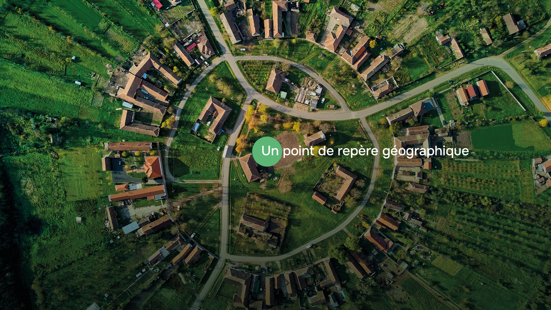 Image montrant un village depuis les airs, on y voit écrit "Un point de repère géographique"