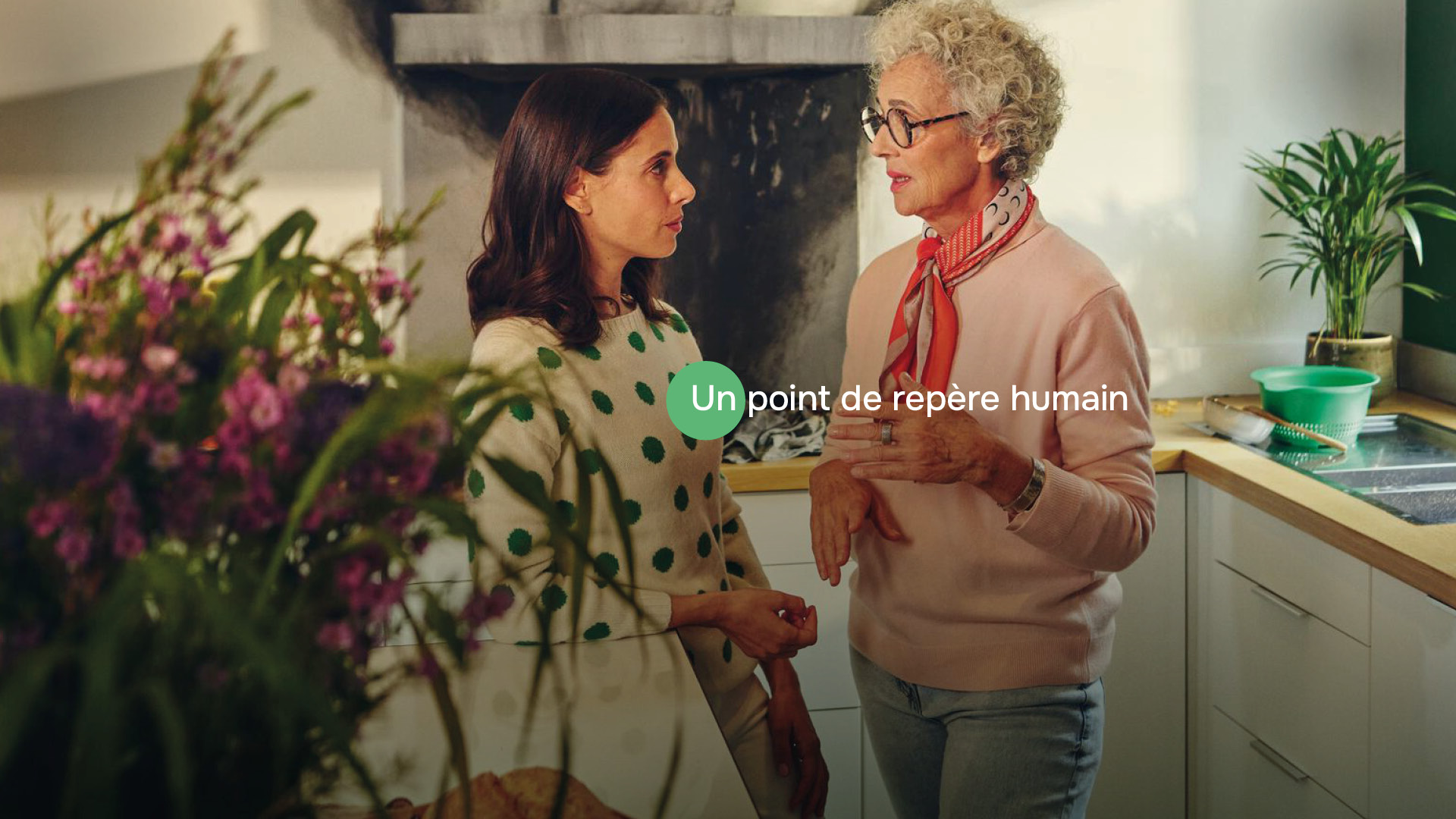 Image montrant une femme discutant avec l'égérie de Groupama, Cerise, on y voit écrit "Un point de repère humain"